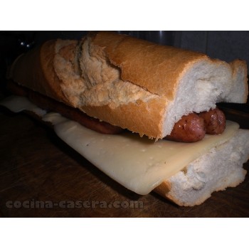 BOCATA SALCHICHAS CON QUESO